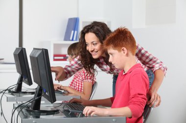 öğretmen ve çocuk bilgisayar kullanmayı öğrenme