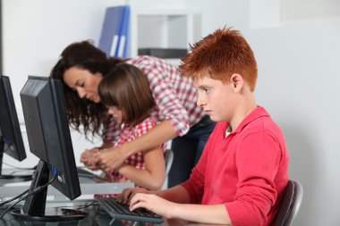 öğretmen ve çocuk bilgisayar kullanmayı öğrenme