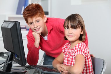 sınıf bilgisayar önünde oturan çocuk