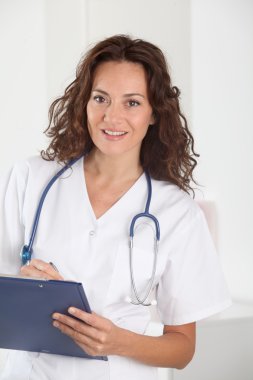 doktor hastane odasında duran