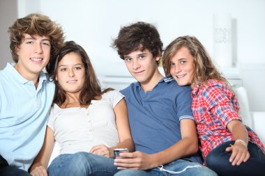 müzik çalar ile gençler evde grup