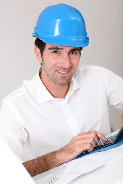 Bauleiter mit Schutzhelm im Büro — Stockfoto