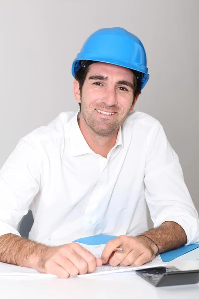 Sitebeheerder in office met veiligheid helm — Stockfoto