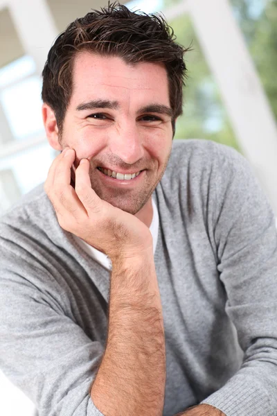 Retrato de hombre relajado sonriente — Foto de Stock