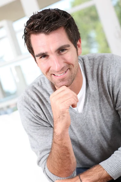 Sorrindo homem com a mão no queixo — Fotografia de Stock