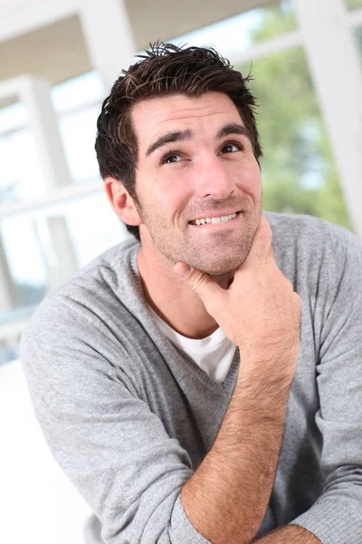 Sorrindo homem com a mão no queixo — Fotografia de Stock