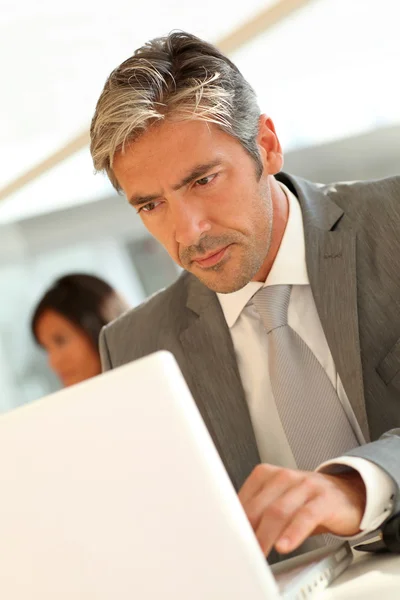 Retrato de homem de negócios no trabalho — Fotografia de Stock