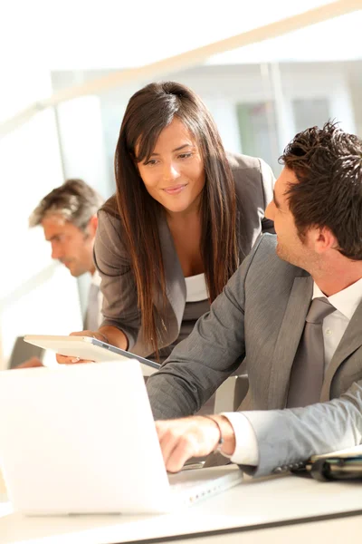 Riunione di lavoro in ufficio — Foto Stock