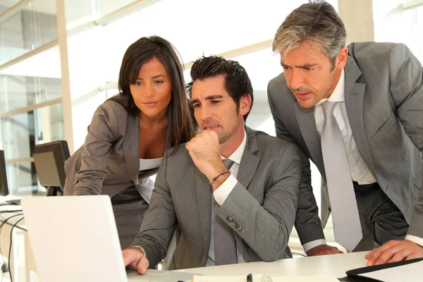 Säljteam med Företagspresentation i office — Stockfoto