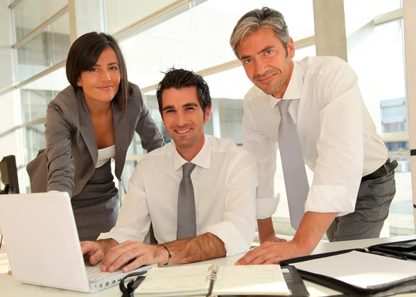 Equipe de vendas com apresentação de negócios no escritório — Fotografia de Stock