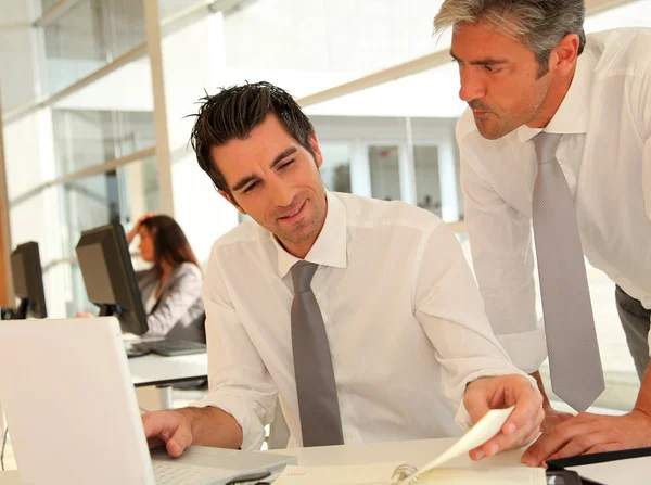 Empresários trabalhando juntos no computador portátil — Fotografia de Stock