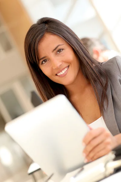 Mulher de negócios bonita usando tablet eletrônico — Fotografia de Stock
