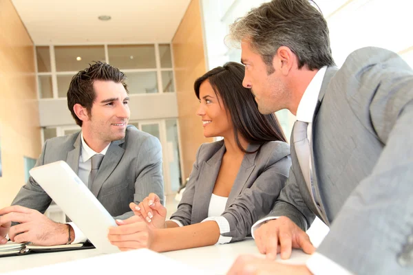 Incontro di lavoro con tablet elettronico — Foto Stock