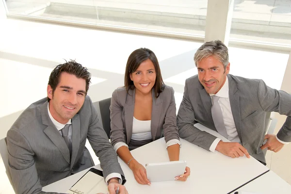 Incontro di lavoro con tablet elettronico — Foto Stock