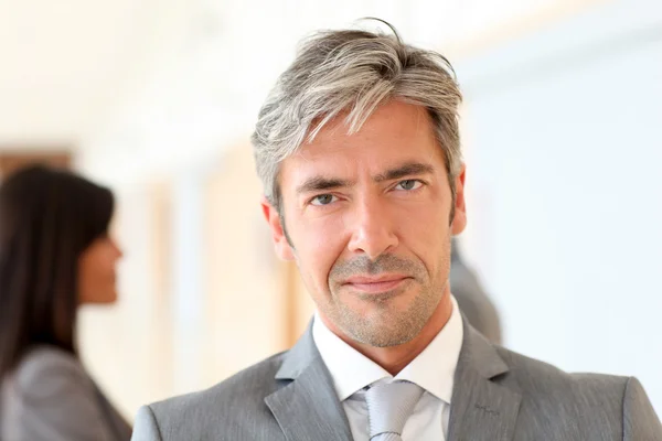 Retrato de belo homem de negócios em pé no salão — Fotografia de Stock