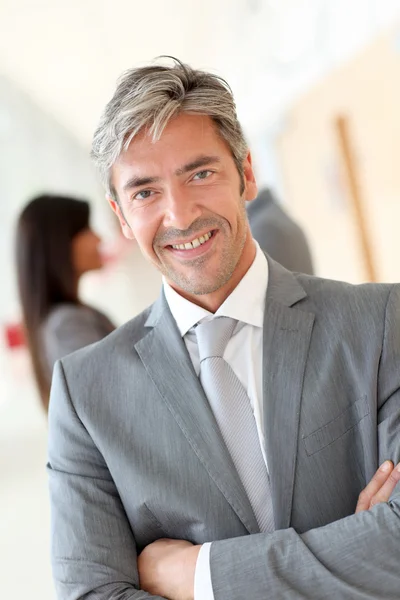 Портрет красивого бизнесмена, стоящего в холле — стоковое фото