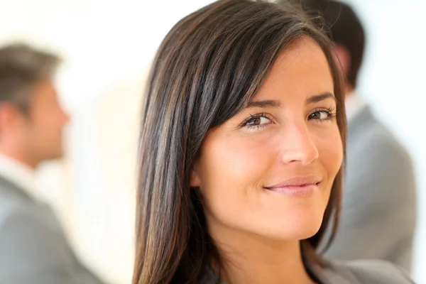 Retrato de una hermosa mujer de negocios de pie frente al grupo —  Fotos de Stock