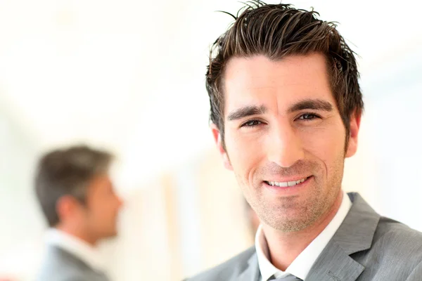 Портрет улыбающегося бизнесмена, стоящего в зале — стоковое фото