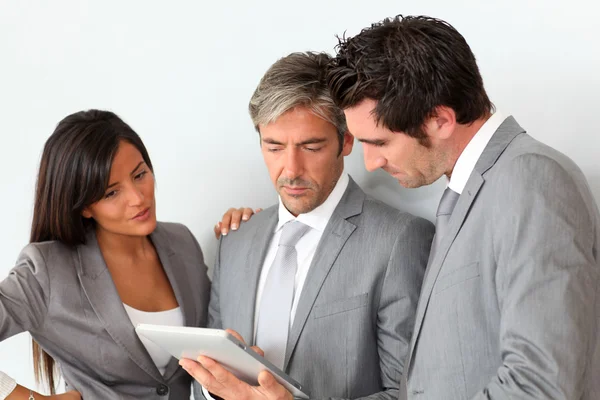 Reunião de negócios no hall com tablet — Fotografia de Stock