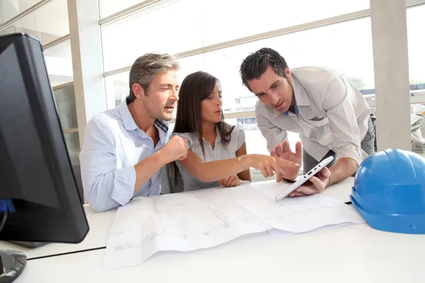 Equipe de Arquitetos Trabalhando no Escritório — Fotografia de Stock