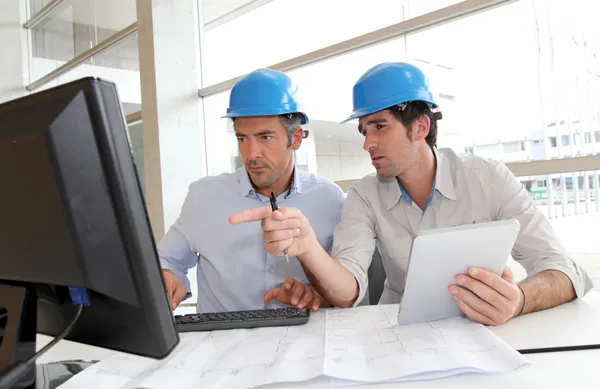 Arquitetos trabalhando no plano de construção — Fotografia de Stock