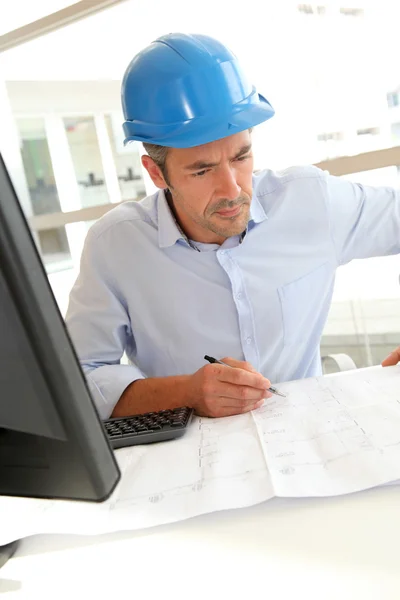Ingenjör i office arbetar med konstruktionsplan — Stockfoto