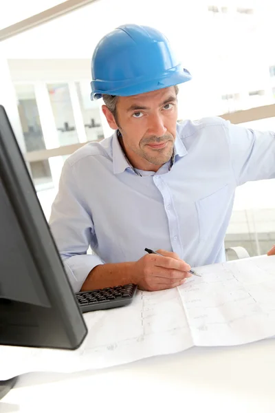 Ingeniero en oficina trabajando en plan de construcción —  Fotos de Stock