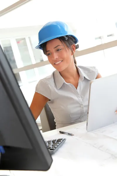 Smiling woman architect in office working on desktop computer — Stock Photo, Image