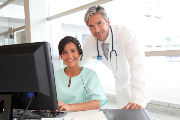 Médico y enfermera trabajando en la oficina — Foto de Stock