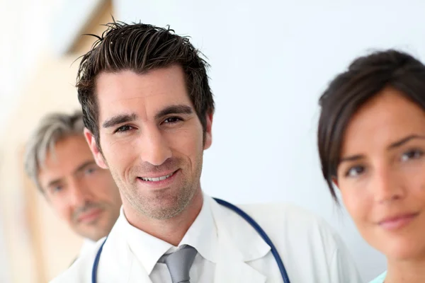 Retrato del médico de pie entre el equipo médico —  Fotos de Stock