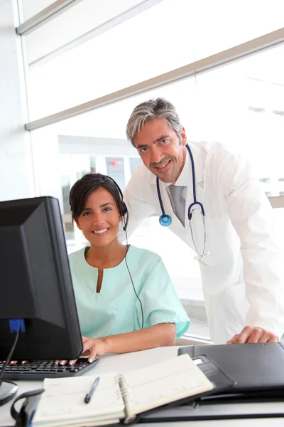 Médecin et infirmière travaillant au bureau — Photo