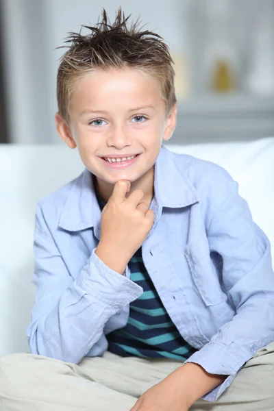 Lindo niño con la mano en la barbilla — Foto de Stock