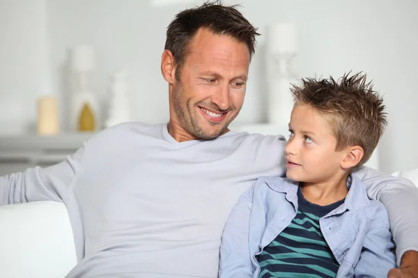 Primer plano de padre e hijo en casa —  Fotos de Stock