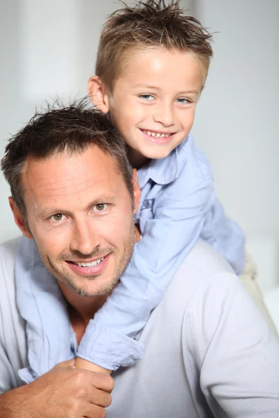 Primer plano de padre e hijo en casa — Foto de Stock