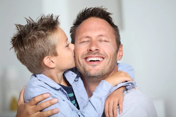 Petit bonhomme donnant un baiser à son père — Photo