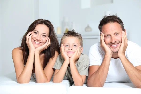 Primer plano de los padres y el niño relajándose en casa en el sofá — Foto de Stock