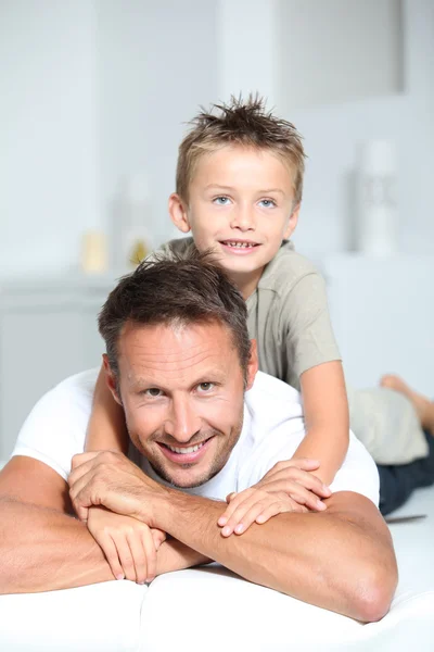 Primer plano de padre e hijo en casa — Foto de Stock