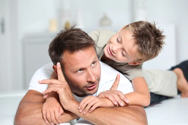 Baba ve oğul kanepe üzerinde oynama — Stok fotoğraf
