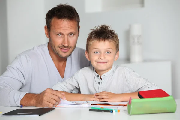 Pai ajudando filho a fazer lição de casa — Fotografia de Stock