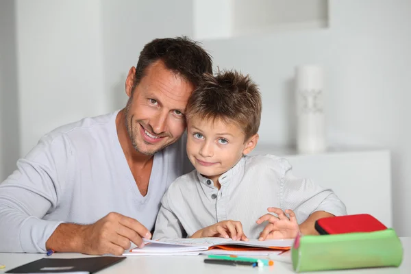 Vader helpt zoon huiswerk te maken — Stockfoto