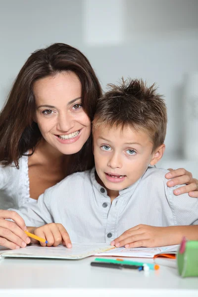 Moeder en kind doen huiswerk — Stockfoto