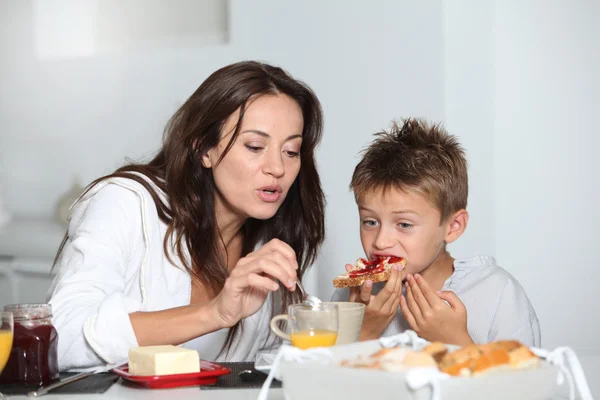 Мати і син поснідали — стокове фото
