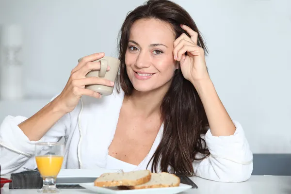 Schöne Frau frühstückt zu Hause — Stockfoto