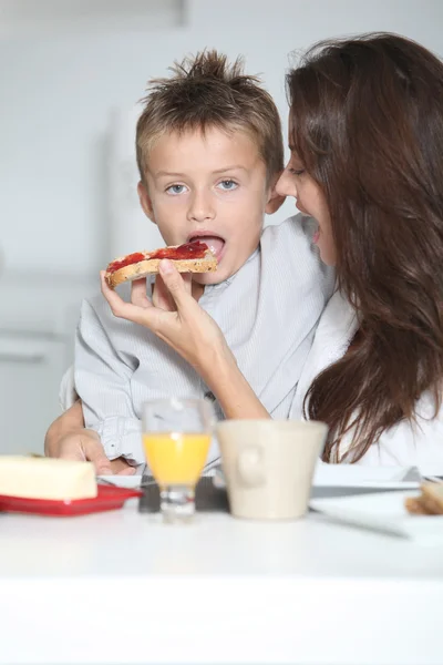 Mãe e filho tomando café da manhã — Fotografia de Stock