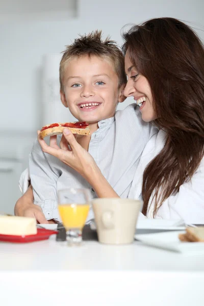 Mutter und Sohn frühstücken — Stockfoto