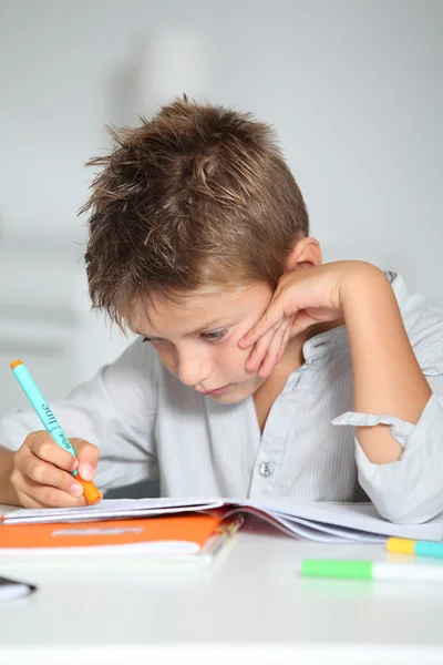 Маленький мальчик делает домашнее задание — стоковое фото