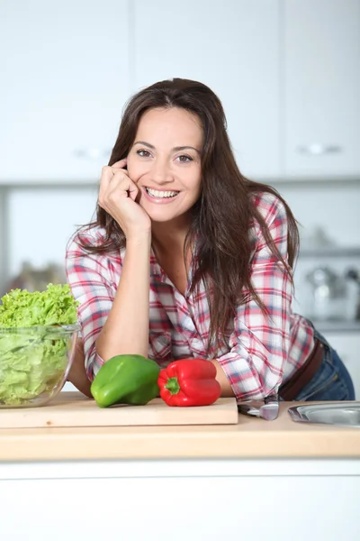 Mulher bonita olhando na cozinha — Fotografia de Stock