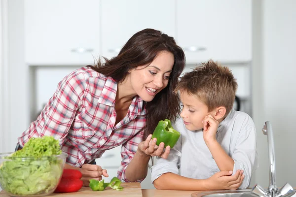 Mutter kocht mit Sohn in Küche — Stockfoto