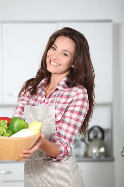 Mulher bonita olhando na cozinha com avental — Fotografia de Stock