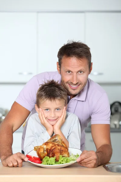 Батько і син влаштовують вечерю — стокове фото